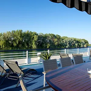 Bateau A Quai Le Chardonnay Hotel